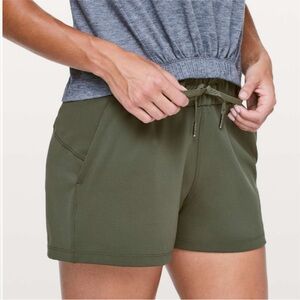 Lululemon Women's 4 On The Fly Green Athletic Casual Shorts